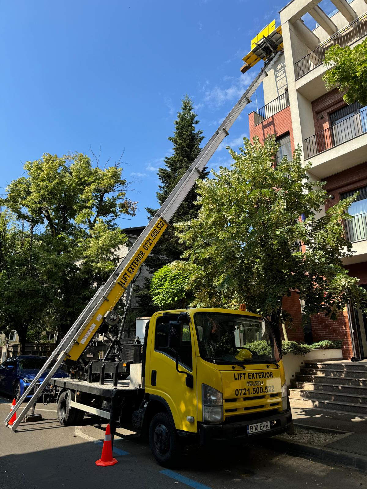 Lift exterior pentru renovări